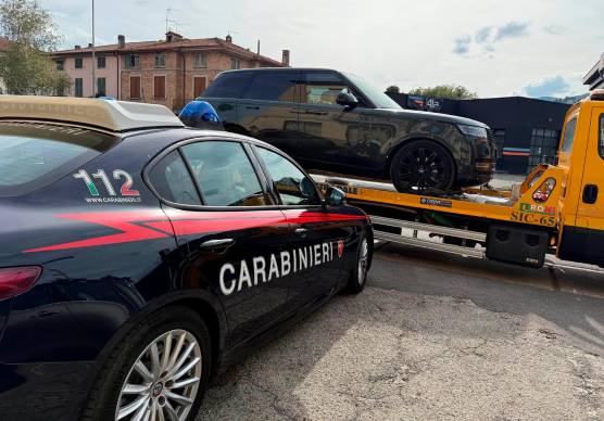 Ravenna, 15enne ruba un suv dall’autosalone. Folle fuga, speronata l’auto di una giovane VIDEO