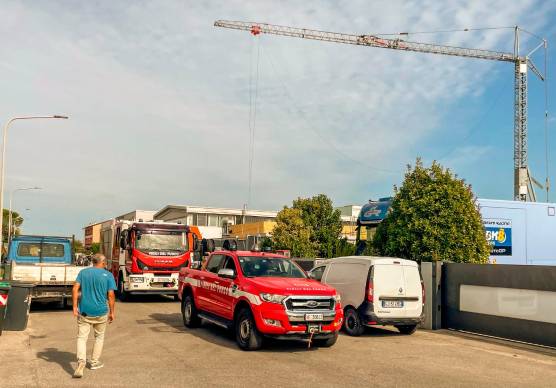 L’intervento di vigili del fuoco e carabinieri in via Pana 34, dove ieri mattina poco prima delle 11.30 un carico è precipitato da una gru uccidendo il 42enne Horberts e ferendo altri due colleghi (foto mmph)
