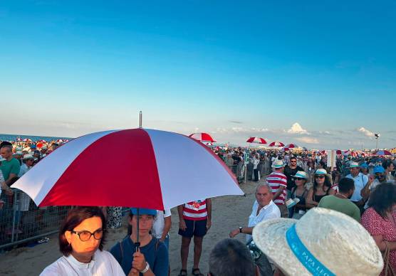 Rimini alla messa del Papa 210 ministeri con “ombrellini” per servire la comunione a 25mila fedeli