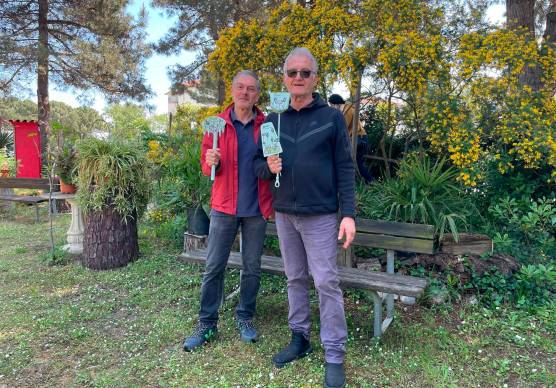 Da sinistra, Giorgio Pellicciari e Omero Canali tra le piante del giardino selvatico
