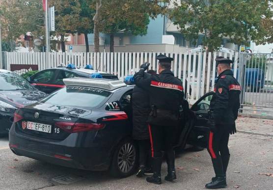 Cesenatico, 25enne va fuori strada e scappa davanti ai carabinieri cercando di speronarli