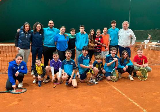 Allievi e staff tecnico del Circolo Tennis Meldola che si presenta al via dei campionati a squadre con otto formazioni