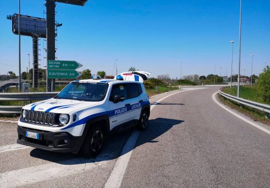 Massa Lombarda, cade in casa e chiede aiuto con un filo di voce: soccorsa dalla polizia locale che trova l’alloggio e forza la porta
