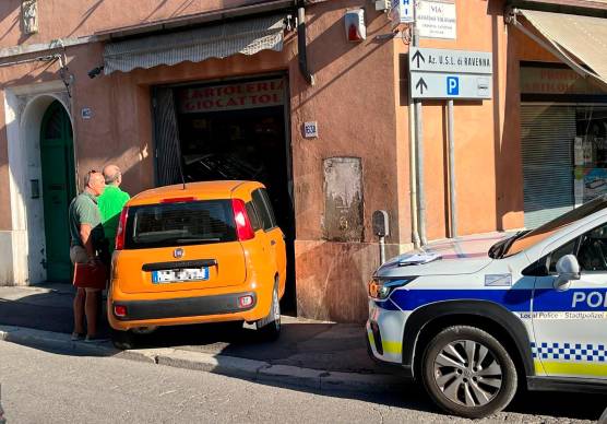 La Panda finita dentro la tabaccheria (Foto MMPH)