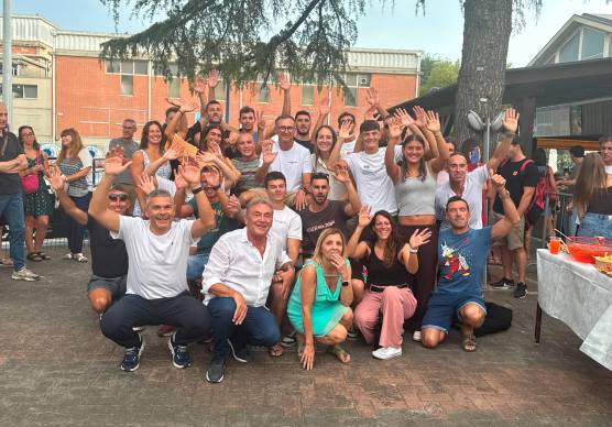 A sinistra Cesare Casella assieme a tutto il gruppo dell’Imolanuoto. A destra il tecnico con il presidente della società imolese., Mirco Piancastelli fotoservizio mmph