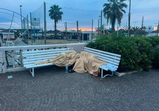 Molte persone durante l’estate dormono sulle panchine del Parco del mare di Rimini, nelle aree verdi della città e negli anfratti di alcuni hotel dismessi