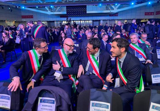 Il sindaco di Cesena Enzo Lattuca (a destra) all’assemblea dell’Anci al fianco del collega ravennate Alessandro Barattoni