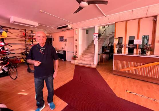 Aldo Giubergia, titolare dell’hotel Marano, che adesso ospita persone in difficoltà