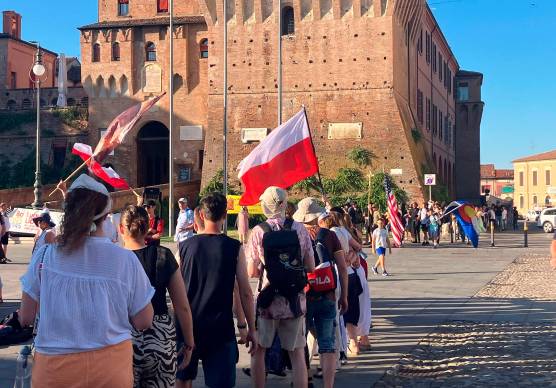 Oltre 300 fedeli e pellegrini da Polonia e Stati Uniti in viaggio per il Giubileo fanno sosta a Lugo tra canti, balli e preghiere