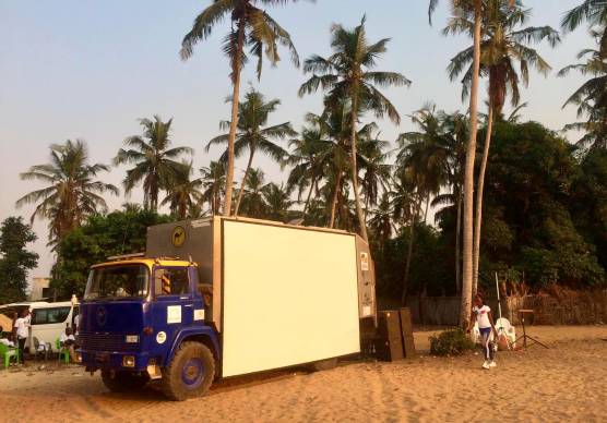Maggie pronta per una proiezione