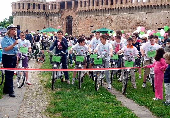 La festa per la consegna del patentino del ciclista qualche anno fa