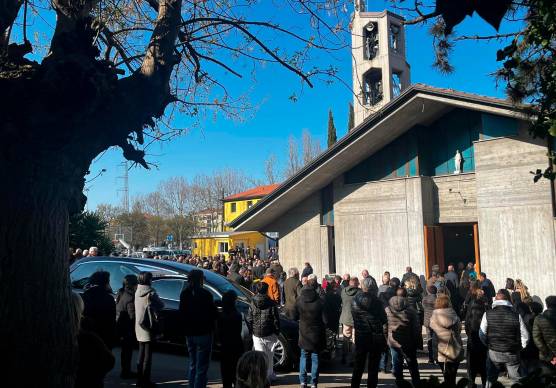 Chiesa gremita per l’ultimo saluto a Edoardo