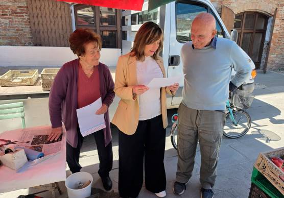 La consegna della pergamena a Giuseppe Novaga