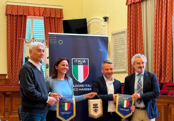 Saluto finale dopo la conferenza stampa che si è tenuta ieri a Faenza