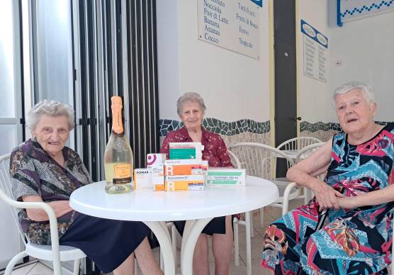 San Mauro Mare, tre nonne al bar, 274 anni in tutto e un brindisi all’amicizia (con i farmaci sul tavolo)
