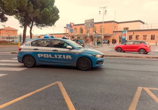Ravenna. Caos alla stazione: due tunisini bloccano i treni e aggrediscono la Polizia