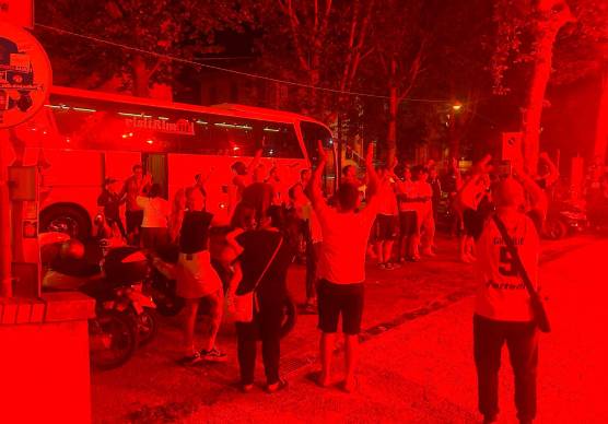 Esplode la festa dei tifosi di Rimini all’arrivo della squadra dopo la vittoria a Forlì