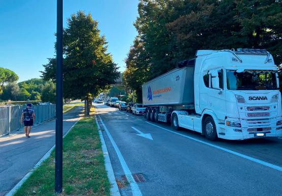 Lunghe code fin dal mattino nella giornata di ieri di fronte al Mausoleo di Teodorico, con numerosi camion presenti