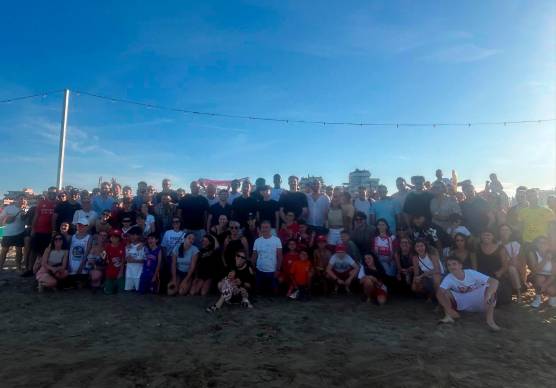 I tifosi e la squadra in riva al mare