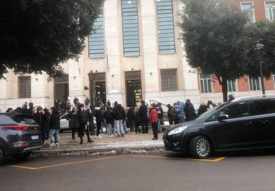 Studenti davanti al Marconi di Forlì questa mattina