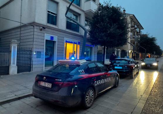 L’intervento dei carabinieri nella banca