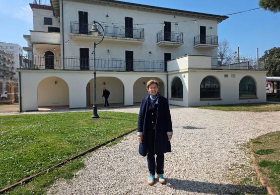 La sindaca Angelini davanti a Villa Mussolini