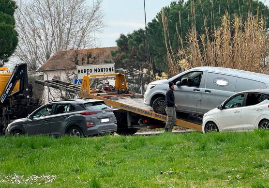 Ravenna, incidente: il furgone delle pompe funebri finisce nel fosso