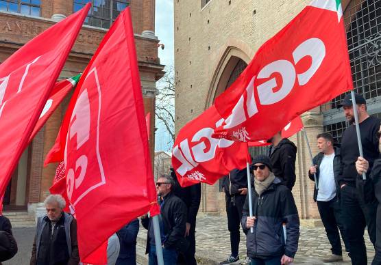 Rimini, la protesta dei lavoratori Aeffe davanti alla mostra Riviera Dream