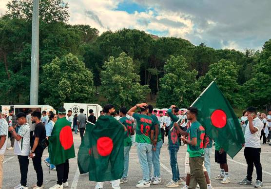 Calcio, l’amichevole tra le nazionali. Sugli spalti la festa del Bangladesh e la protesta di San Marino VIDEO