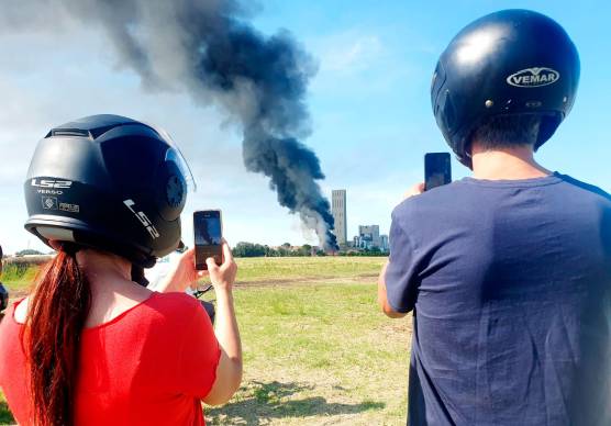 Incendio all’impianto di Raibano, fumo visibile da molti chilometri