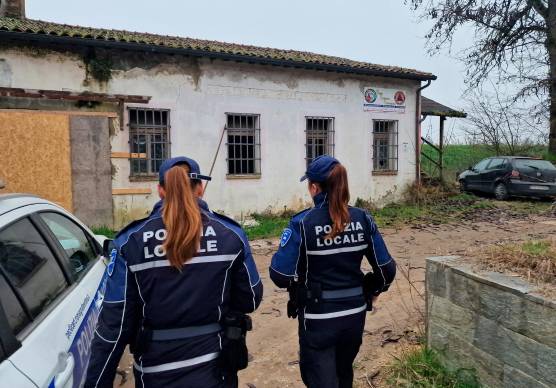 La Polizia locale durante l’intervento