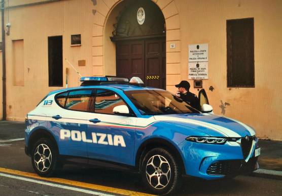 Imola, prende a calci il portone del Commissariato e aggredisce due agenti