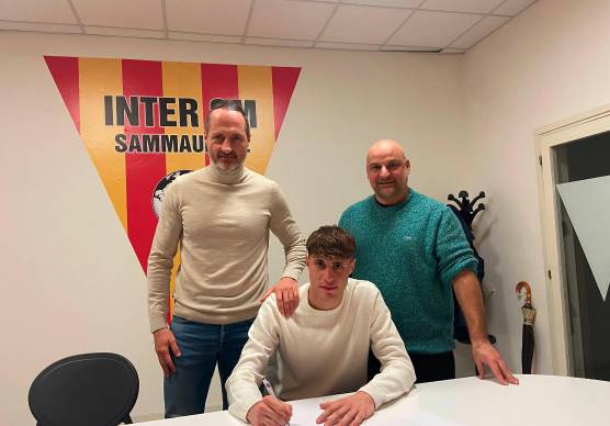 Il momento della firma di Enrico Manzi, tra Cristian Mignani del Torino e Stefano Guerra vice presidente vicario della Sammaurese