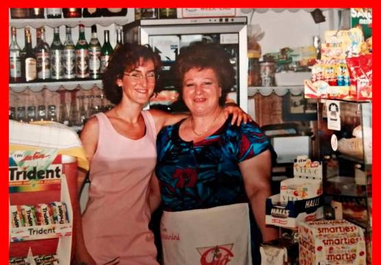 Mamma e figlia in una vecchia foto scattata nel locale