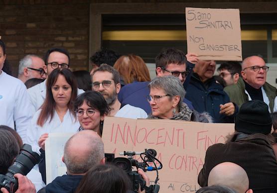 La manifestazione organizzata di fronte all’ospedale a sostegno dei sanitari sotto inchiesta