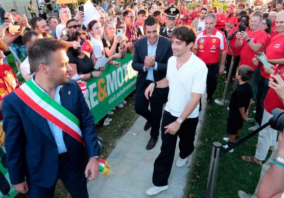 L’arrivo di Charles Leclerc, accolto dal sindaco Marco Panieri e dal presidente Michele De Pascale (foto mmph)