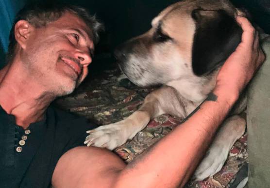 Francesco insieme ad uno dei suoi due cani