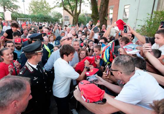 Imola, Leclerc a Spazzate Sassatelli e l’augurio di «rivedersi a fine anno»