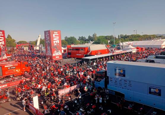 Misano, una marea rossa per la sfilata delle Ducati VIDEO