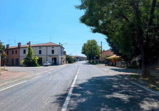 Via Bastia: sulla destra, il gazebo ortofrutticolo al centro dell’episodio dei giorni scorsi
