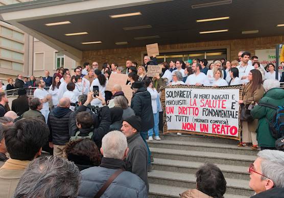Un momento della manifestazione di sostegno ai medici davanti all’ospedale di Ravenna (Fiorentini)