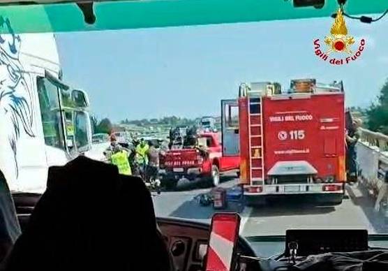 Incidente in A14 tra Faenza e Forlì: il tragico bilancio è di una donna morta e 8 feriti
