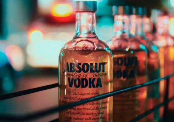 Cesenatico, vende vodka a ragazze di 15 anni: denunciato il titolare del minimarket