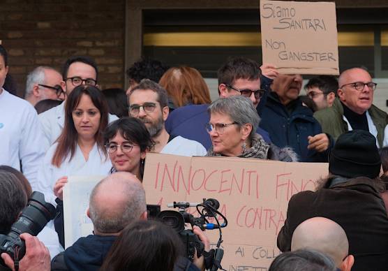 Un momento del flash mob davanti all’ospedale per sostenere i sanitari sotto inchiesta
