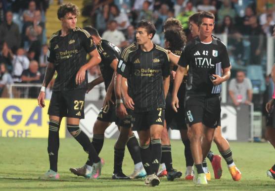 Marco Dalla Vecchia, a sinistra con il numero 27, dopo il pareggio della Virtus Entella una stagione fa all’Orogel Stadium (foto Zanotti)