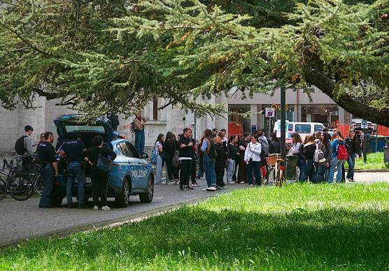 L’intervento delle volanti della Polizia di Stato fuori dal Classico (Fiorentini)