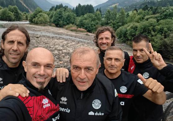 Lo staff tecnico del Sudtirol è composto da sei ex cesenati: da sinistra il vice allenatore Riccardo Bocchini, il match analyst Marco Castori, l’allenatore Fabrizio Castori, il collaboratore tecnico Tommaso Marolda, i preparatori atletici Carlo Pescosolido e Danilo Chiodi
