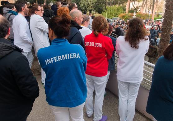 Un momento della manifestazione in ospedale a sostegno dei medici indagati, dopo la perquisizione in reparto