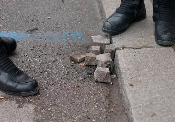 I sampietrini a terra e le auto danneggiate in zona stazione FOTO FIORENTINI
