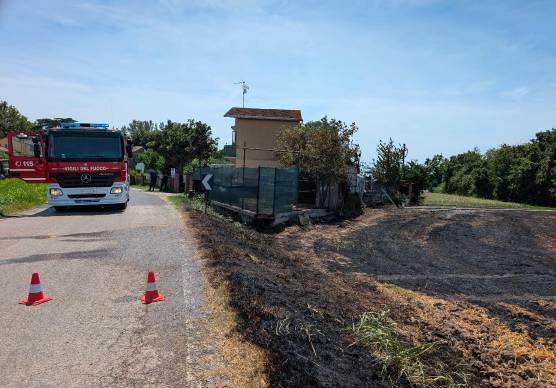 Maxi incendio tra Massa e Conselice brucia un campo e minaccia una casa, dramma sfiorato